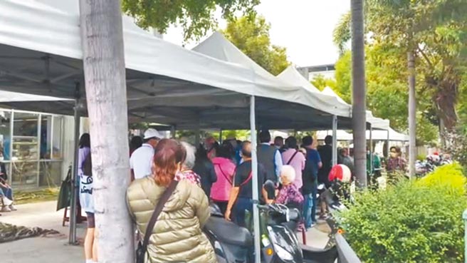 台東疫苗接種率全台最低，為提高施打率，台東縣衛生局加碼一般民眾施打任1劑可領100元禮券，打氣提升3成。（蔡旻妤攝）