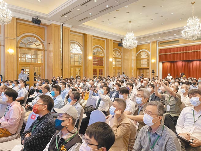 高雄市府舉辦統包工程廠商說明會，現場約有70多間國內外營建、機電系統、軌道運輸等大型業者參與。（洪靖宜攝）