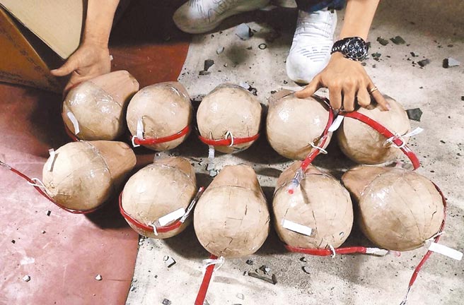 消防局馬公分隊、預防科進行清查、核對，確認煙火種類、數量、相關資料均無誤。（澎湖縣消防局提供／張茂雄澎湖傳真）