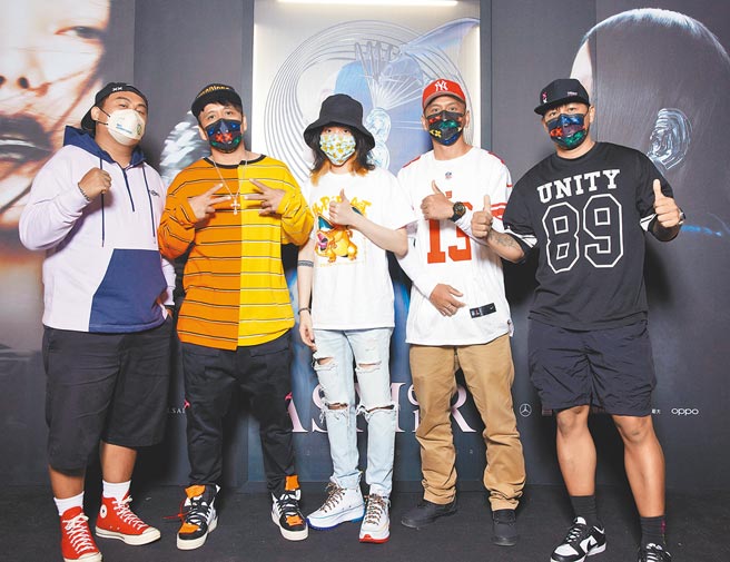 持修（图中）与BOXING乐团昨朝圣阿妹开唱。（声动娱乐提供）