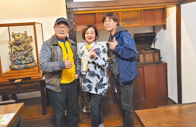 刘福助（左起）、文香和吉董日前讨论演唱会细节。（新视纪整合行销提供）