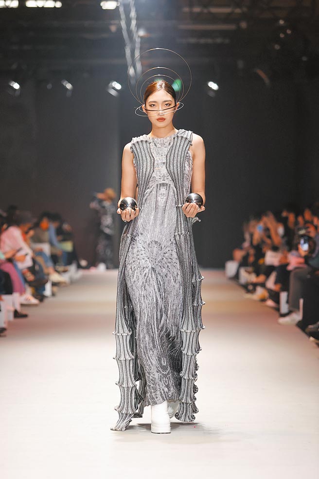 潛力設計新秀輔仁大學織品服裝學系林玥妤作品「磁線」，喜歡物理化學的她，以過去做實驗的經驗作為靈感來源。（臺北時裝週提供）