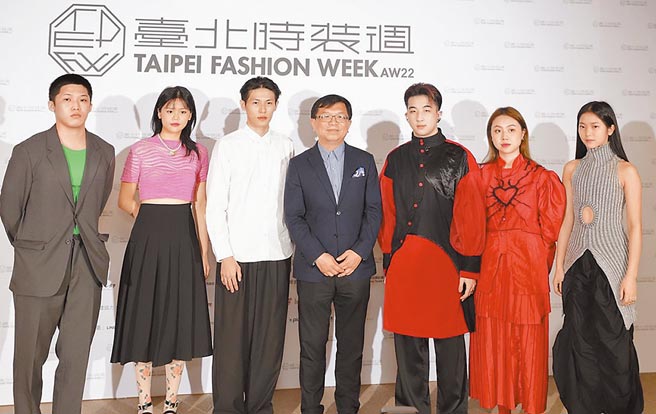 文化部常務次長李連權（中）與六位得獎設計師合影，左起蔡又軒、陳韋杉、于淇安、饒文濤、張喬盈、林玥妤。（臺北時裝週提供）