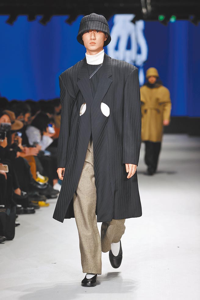 潛力設計新秀實踐大學時尚設計學系蔡又軒Command loop，以電腦鍵盤上的Command鍵的花型符號為題，在正裝輪廓融入隱晦低調的花型環型結構。（臺北時裝週提供）