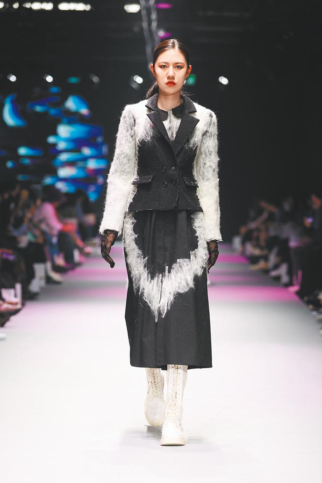潛力設計新秀輔仁大學織品服裝學系于淇安作品「非對」，以黑色正裝飾有漸層羊毛氈呈現在是非對錯間的灰色地帶。（臺北時裝週提供）