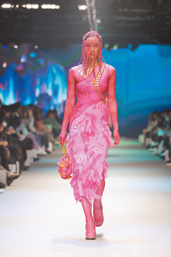 潛力設計新秀輔仁大學織品服裝學系陳韋杉作品「花開富貴」，以中式傳統珠簾為靈感，象徵從少女轉變成獨立自主、反傳統的現代女性。（臺北時裝週提供）