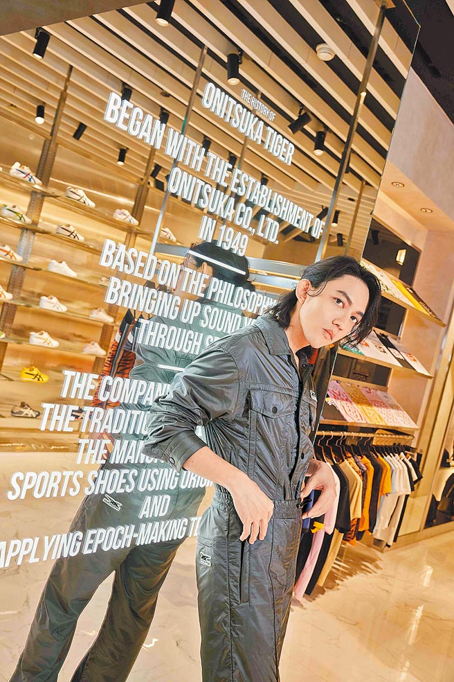 林宥嘉一身銀灰色勁裝替品牌站台，Onitsuka Tiger布勞森外套8600元、長褲6900元。（Onitsuka Tiger提供）