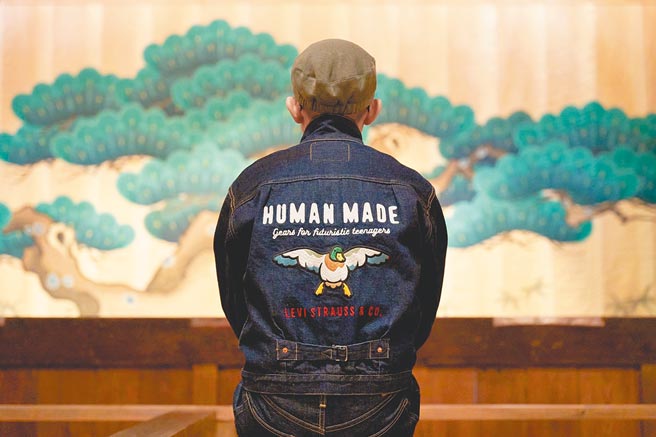 Levi’s与HUMAN MADE联名的506丹寧夹克外套，背后以刺绣展现出HUMAN MADE品牌标语。（Levi’s提供）