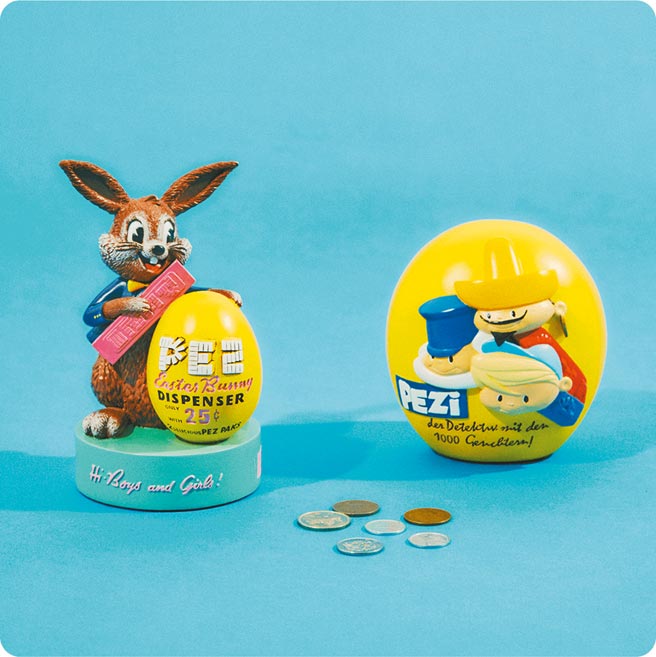 日本杂货品牌niko and ...与PEZ联名推逗趣商品，存钱筒摆饰左1170元，右1170元。（niko and ...提供）