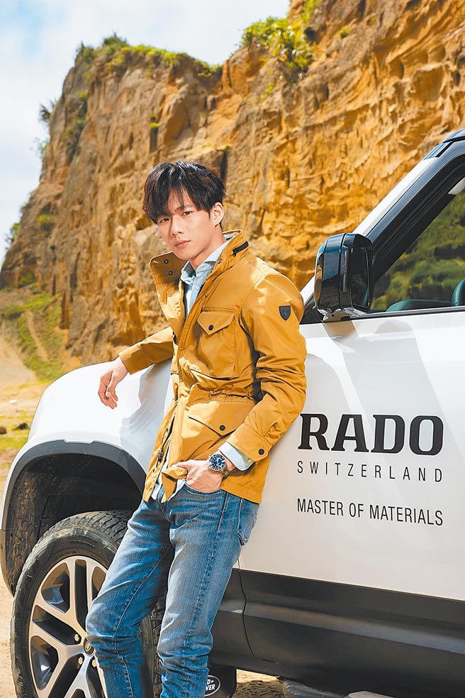 常在節目上山下海的吳念軒出席RADO新表記者會，體驗驚險刺激的越野車活動。（RADO提供）