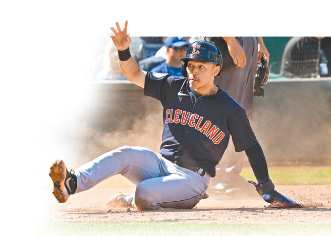 守護者菜鳥史蒂芬關在第7局滑回本壘得分。（路透）