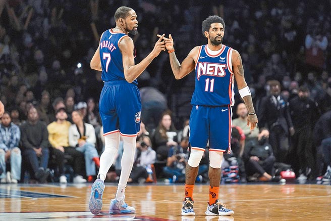 杜蘭特（左）、厄文是籃網在附加賽對決騎士的希望所繫。（美聯社）