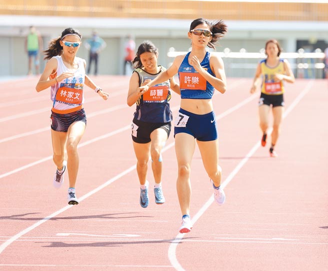 保有听障女子100公尺跨栏世界纪录的台中市好手许乐（右二），这次在全国身心障碍国民运动会报名参加8项赛事全部夺金，成为田径场上表现最亮眼的选手。（台中市政府提供）