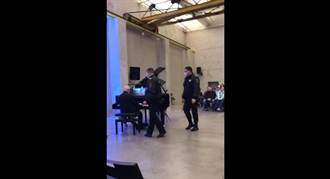 音樂會遭警察強行闖入 俄國寶鋼琴家以「指力」對抗