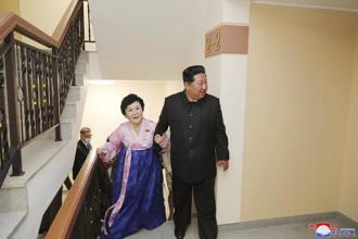 北韓國寶主播李春姬獲贈豪宅 與金正恩「挽緊緊」燦笑賞屋