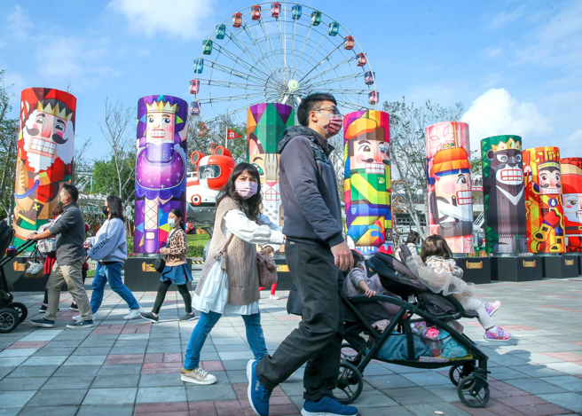 本土確診單日破700大關，聚餐、旅遊該不該取消？前台大醫師給答案。（粘耿豪攝）