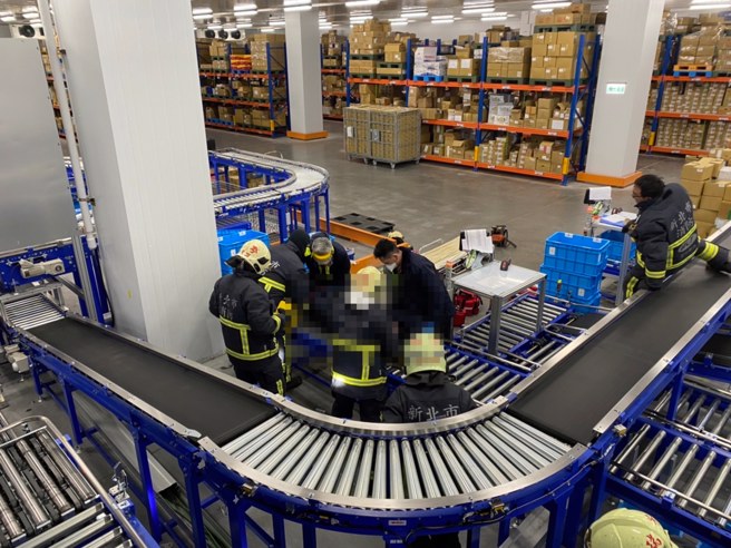 25岁许姓男子13日晚间9时许在新北市瑞芳区一间物流公司作业时，发现冷冻仓储的输送带被货品卡住故障，入内排除时，疑未发现后方升降机已启动，遭升降机撞击后卡住陷入昏迷，经送医急救后回天乏术。（图／中央社提供）