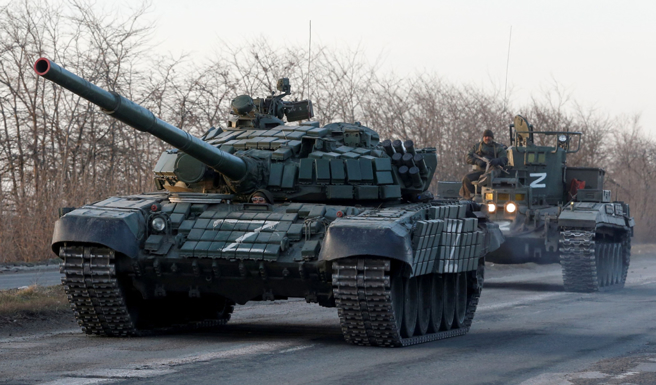 親俄裝甲車隊3月28日朝被包圍的烏克蘭南部港市馬立波（Mariupol）前進。（路透）