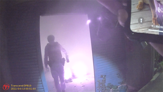 員警趕赴現場，發現該民宅屋內金爐及周遭有明顯火勢燃燒。（警方提供）