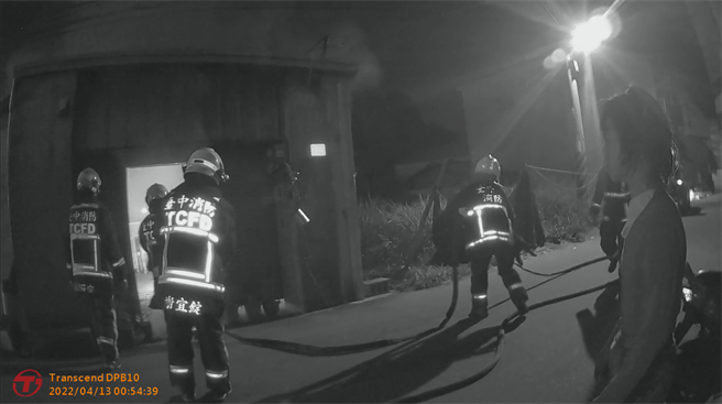 施員立即到房內救出陳女送往榮民總醫院診治，並由消防人員順利將火勢撲滅。（警方提供）