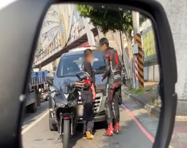 新北市土城区13日发生一起车祸，自小客车驾驶与重机驾驶在路上争论不休。（翻摄自脸书社团《重机车友 ❘ 各区路况、天气回报中心》）