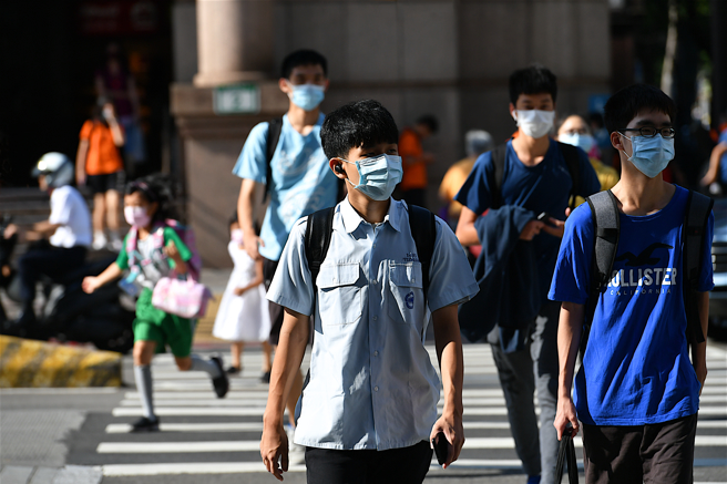 教育部12日宣布「新停课标准」，若全校出现1/3以上的班级确诊，或有10个班级以上确诊，全校得停课10天，立刻引起网路热议。(示意图／shutterstock)