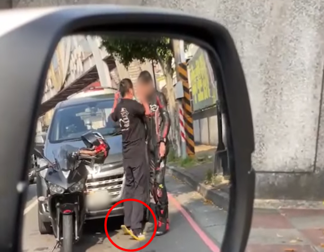 自小客车阿伯气噗噗，踮起脚尖与身高较高的重机骑士吵架。（翻摄自脸书社团《重机车友 ❘ 各区路况、天气回报中心》）