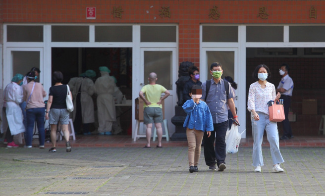 本土疫情升温，学生染疫人数已破2千。图为民眾去筛检站筛检的画面。（本报系资料照）
