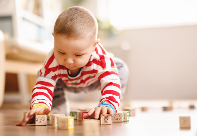 5岁语言神童塞巴斯钦•爱斯波西托（Sebastian Esposito）的父亲说，儿子虽然3岁被诊断出自闭症，但也展现出阅读早慧（hyperlexia）的天分，从小就对字母方块着迷，能写10种语言，图为示意照。（达志影像/Shutterstock）