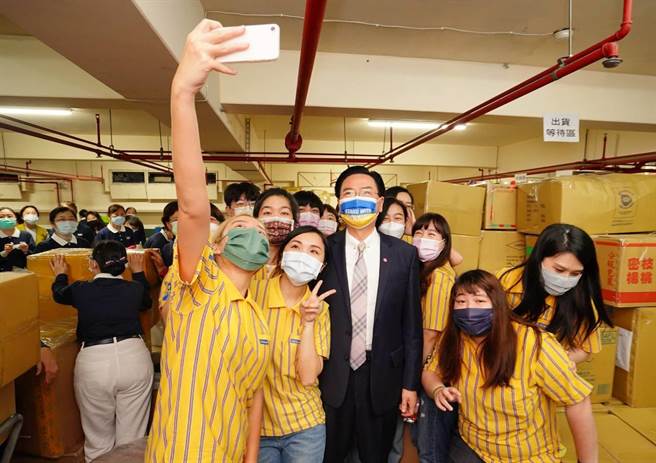 外交部長吳釗燮與捐贈烏克蘭物資青年志工自拍合影。（外交部提供）