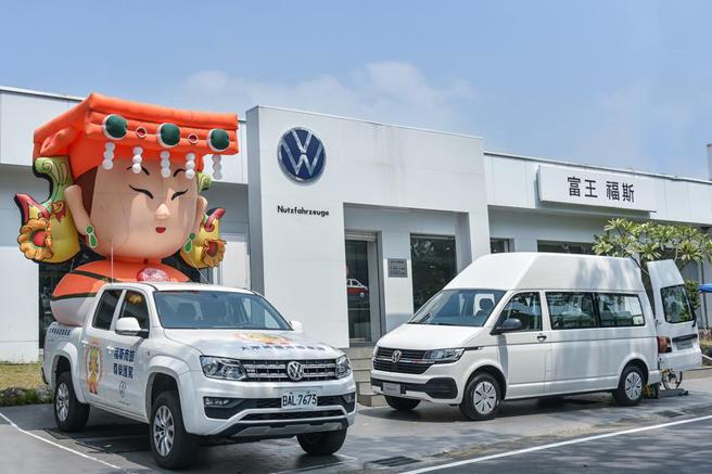 （福斯商旅性能皮卡Amarok V6搭載Q版媽祖氣球，擔任今年大甲媽祖遶境的前導車。圖／業者提供）