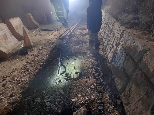 藤枝联外道路第一期灾修工程18k＋440至460路段，昨晚路面严重裂缝，施工厂商已漏夜完成钢轨椿打设抢修作业，游客今日需从林下步道进出。(屏东林管处提供／林雅惠高雄传真)