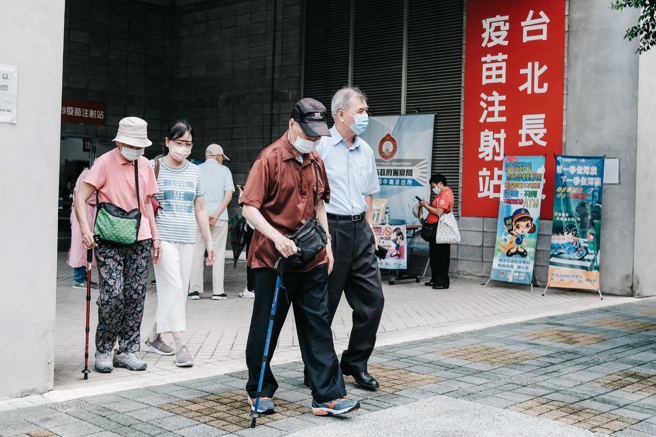 李秉穎指出，台灣這波疫情要在6月底結束很困難，以國際上已放寬措施的國家來看，大概要4至5個月疫情才會緩和，他推算台灣最快在9月會趨緩。（圖／示意圖，記者郭吉銓攝影）