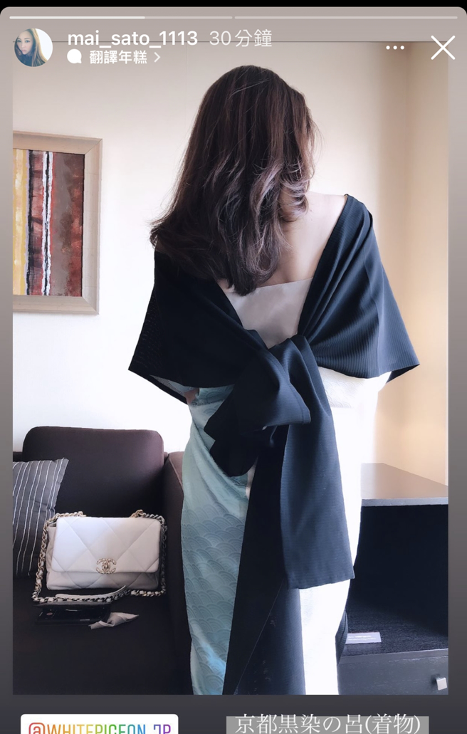 麻衣曬出露美背照。（圖／翻攝自mai_sato_1113 IG）