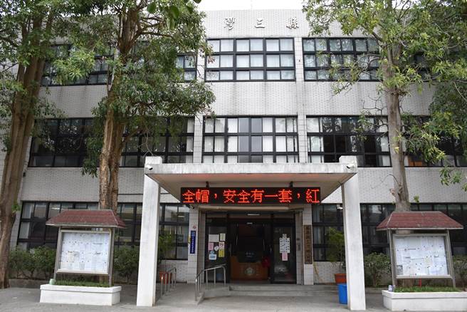 苗栗地检署指挥调查局多个处站，13日搜索三湾乡公所。（谢明俊摄）