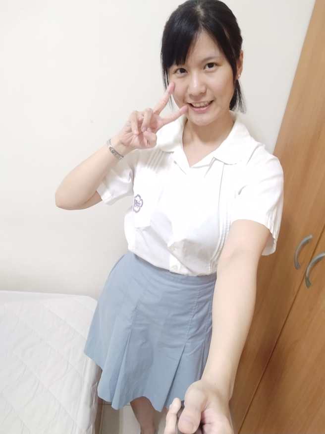 超正E罩杯女模杨依依，本尊亲自高EQ回应网友，还加码「逆龄」制服照。(翻摄自杨依依脸书粉丝团）