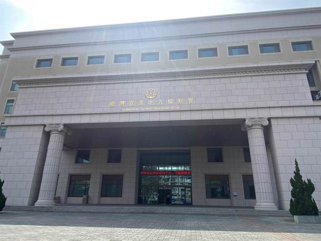 嘉义县鹿草乡长等4官员疑涉贪，遭检调搜索15万至5万交保。(中ˊ时资料库)