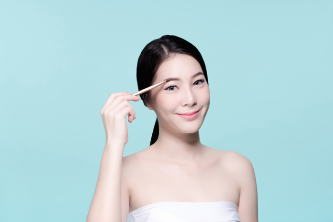 如果女人拥有新月眉、柳叶眉、一字眉、八字眉或长眉，都能带来财富和好姻缘。（示意图／shutterstock）