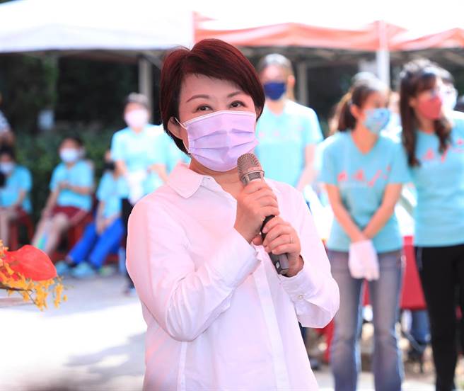 台中市长卢秀燕14日强调，中市决议校园停课标准採「分龄方式」，国小以下及幼儿园维持教育部旧版停课标准；国、高中则依教育部新版停课标准办理，即日起实施。（台中市政府提供）