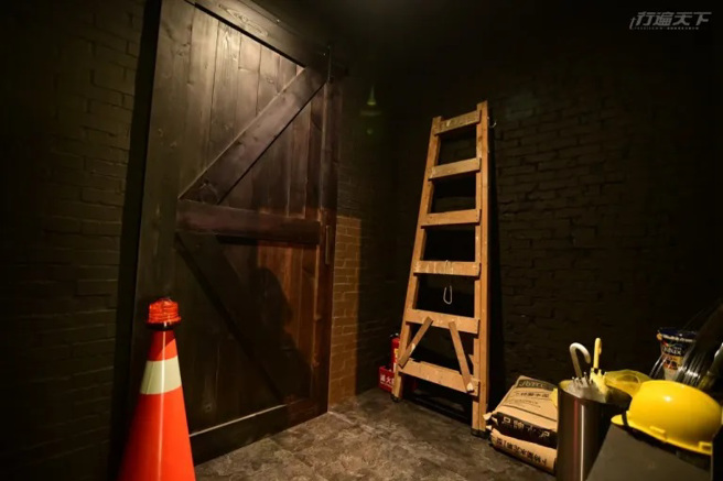 邻近远百竹北店的Bar Neat，外观用鹰架整个包起来、甚至让人找不到入口。(图/行遍天下提供)