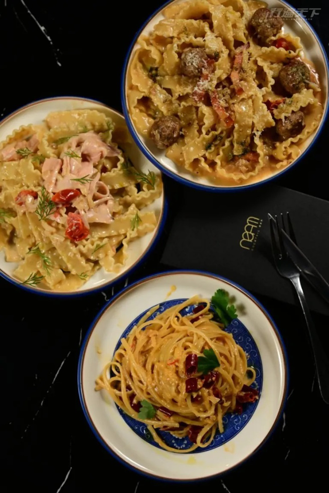 餐点传承至前身竹北名店小河马的精致料理，老板Vincent再变化出以酒吧模式提供餐酒搭为主题。(图/行遍天下提供)