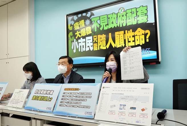 國民黨立法院黨團書記長萬美玲（右起）、總召曾銘宗、副書記長謝衣鳳14日舉行「疫情大爆發不見政府配套，小市民衹能隨人顧性命？」記者會。（姚志平攝）