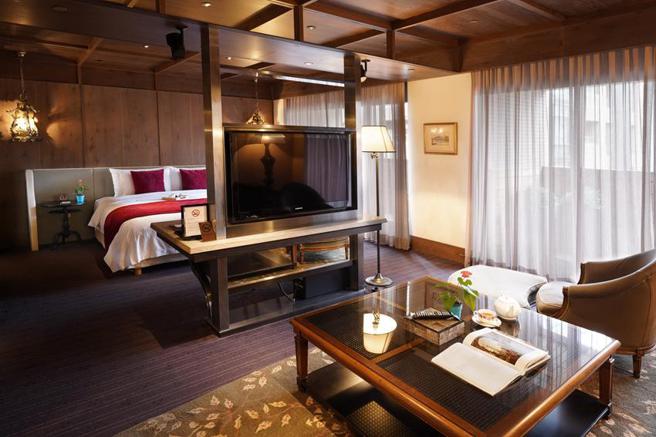 （君品酒店携手台湾三星推出「三星闪耀」住房专案，住房即送SAMSUNG Galaxy 新上市M系列手机一支。图／君品酒店提供）