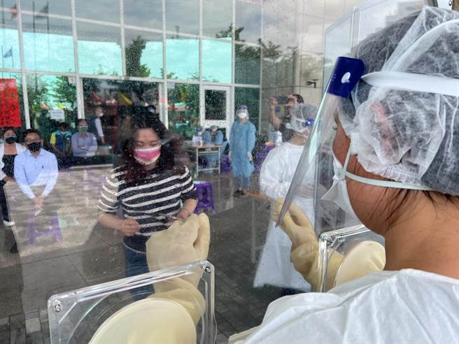 台东县议会14日设置快筛站，议长吴秀华快筛。（蔡旻妤摄）