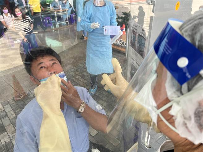 台东县议会14日设置快筛站，议员陈铭风快筛。（蔡旻妤摄）