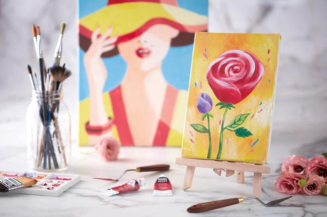 （台北寒舍艾美酒店即日起推出「尊宠女王」住房专案，并与位在信义区的绘画工作室「Paint Sip画饮」合作，邀请住客免费体验每人单堂价值1,600元的压克力绘画指定课程。图／台北寒舍艾美酒店提供）