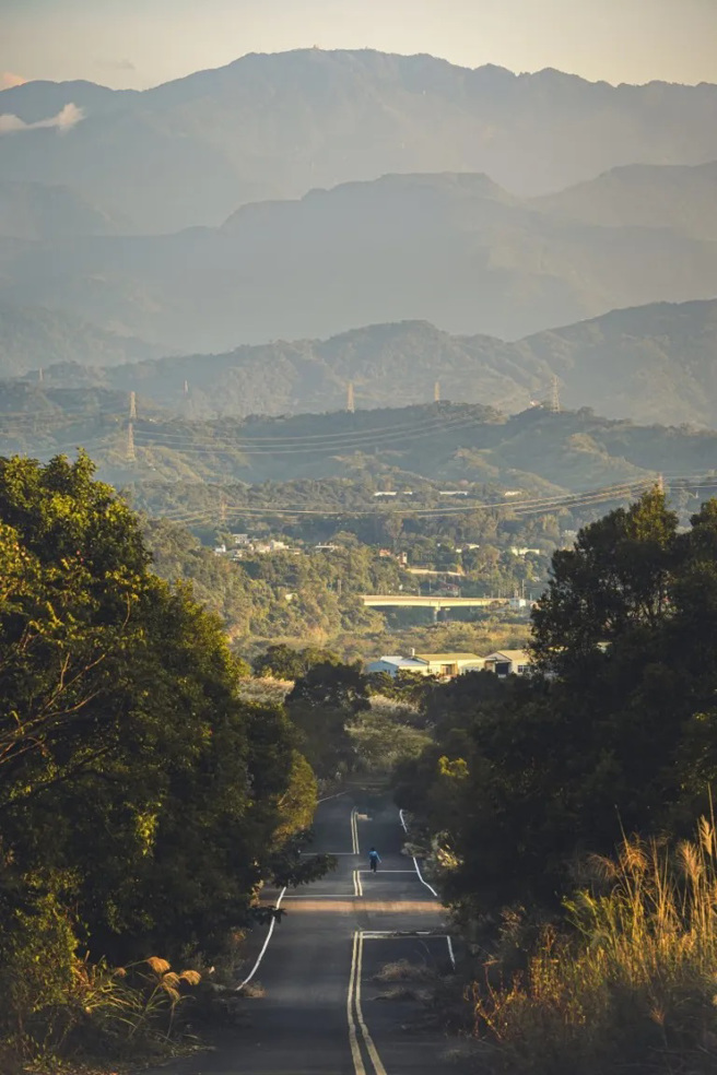 ▲枫林隧道附近的道路可拍出水墨画般的山景。（图片提供：火花罗）