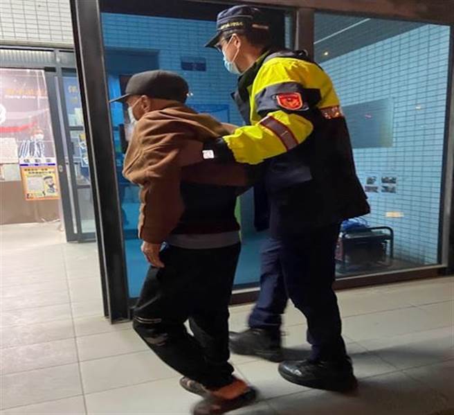 太平警分局新平派出所员警巡逻发现老翁迷路了，特将他护送返家。（太平警分局提供）