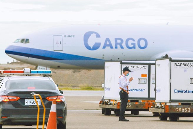 行政院院長蘇貞昌8日在立院公開承認，2020年底納入台灣意象塗裝的華航貨機「飛不出去」。（圖／陳麒全攝）