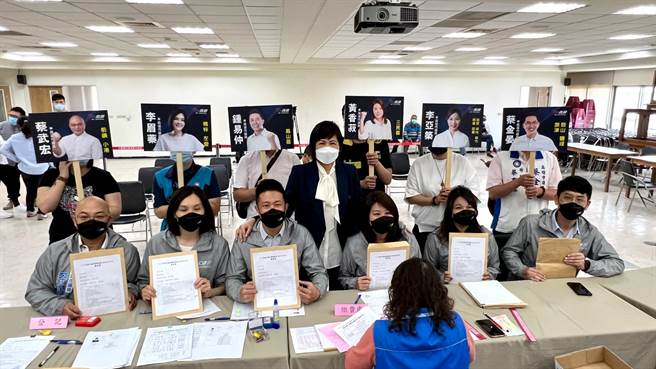 高市副议长陆淑美率「KK政线」等12人登记，宣示议会过半决心。（柯宗纬摄）